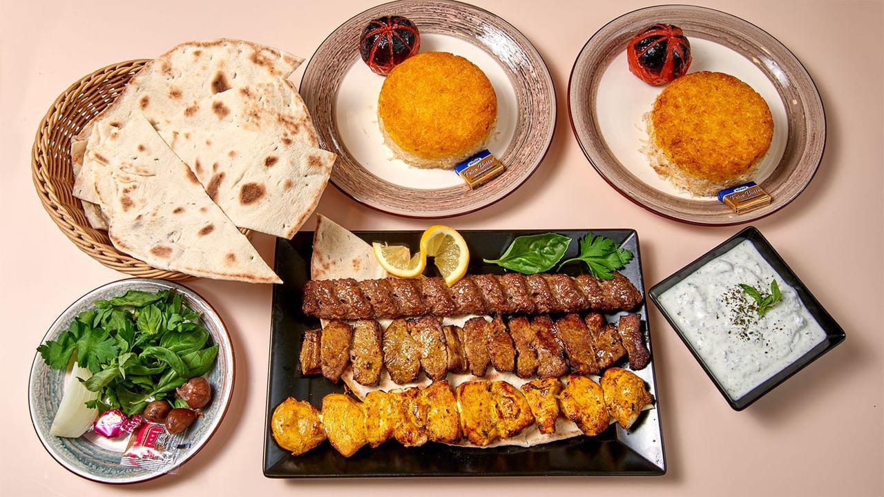 Grill Teller PARS mit Lammhackspieß, Hähnchenspieß und Lammleber im Pars Restaurant Köln