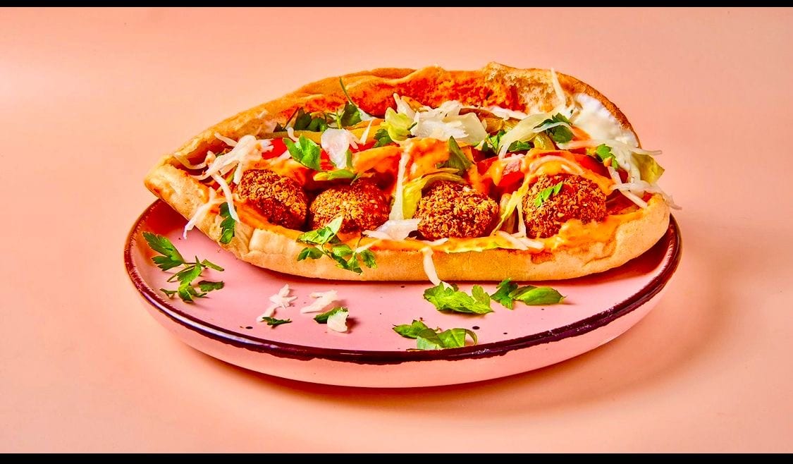 Persisches Falafel Sandwich im Fladenbrot mit frischem Salat – vegetarisch im Pars Restaurant Köln
