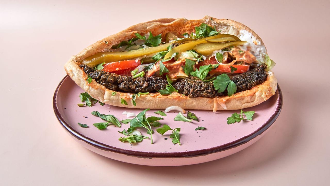 Persisches Kubideh Sandwich mit Lamm-Hackspieß, Tomaten und Kräutern im Pars Restaurant Köln
